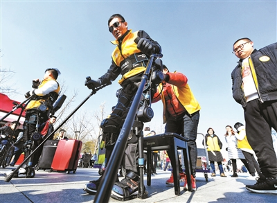 【北京青年报】截瘫残疾人穿戴机器人挑战马拉松