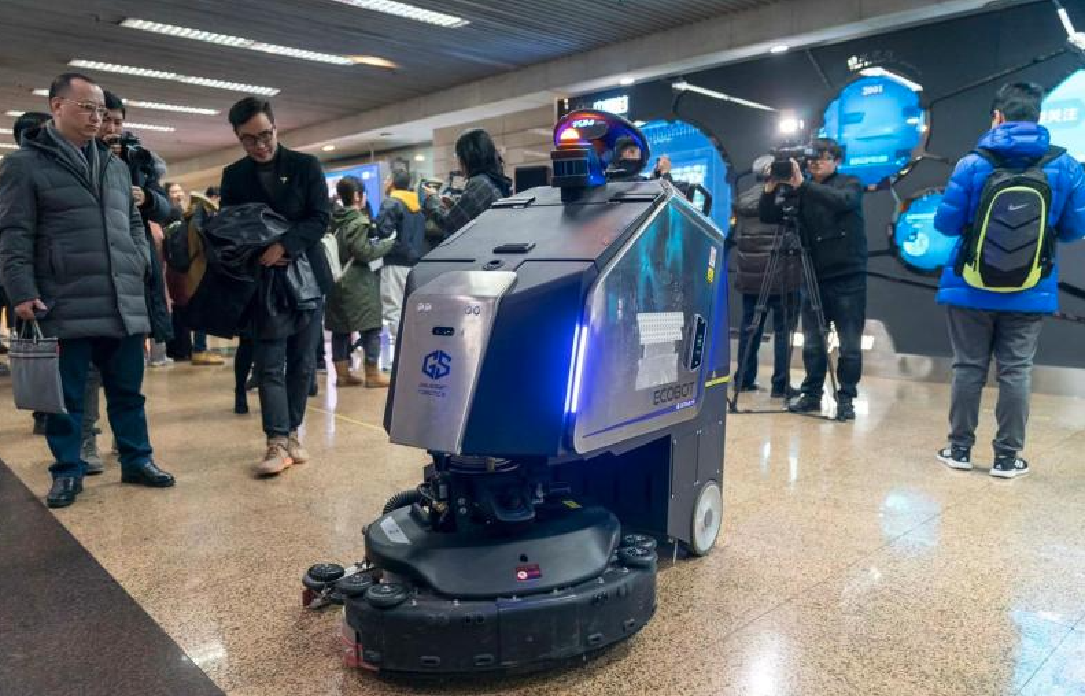 高仙机器人亮相地铁“上海科技馆站-科普车站”