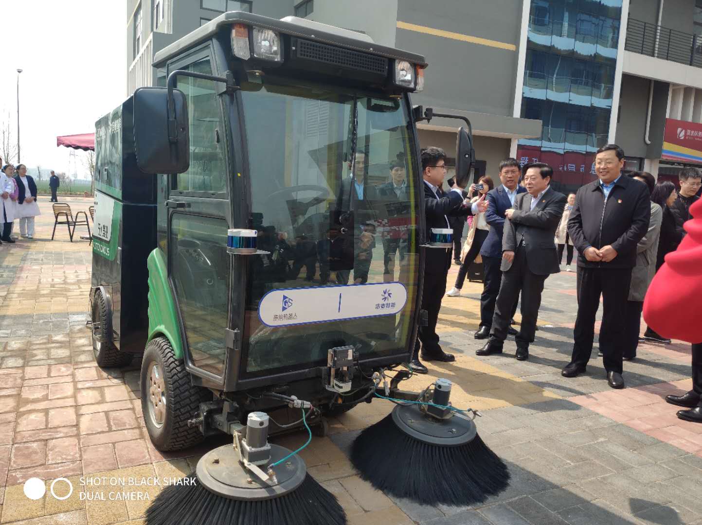 鹤壁引入无人环卫车清扫园区 市领导高度赞扬