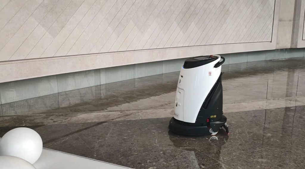 高仙机器人落地中国城市地标上海中心 智能清洁打造“6A”写字楼