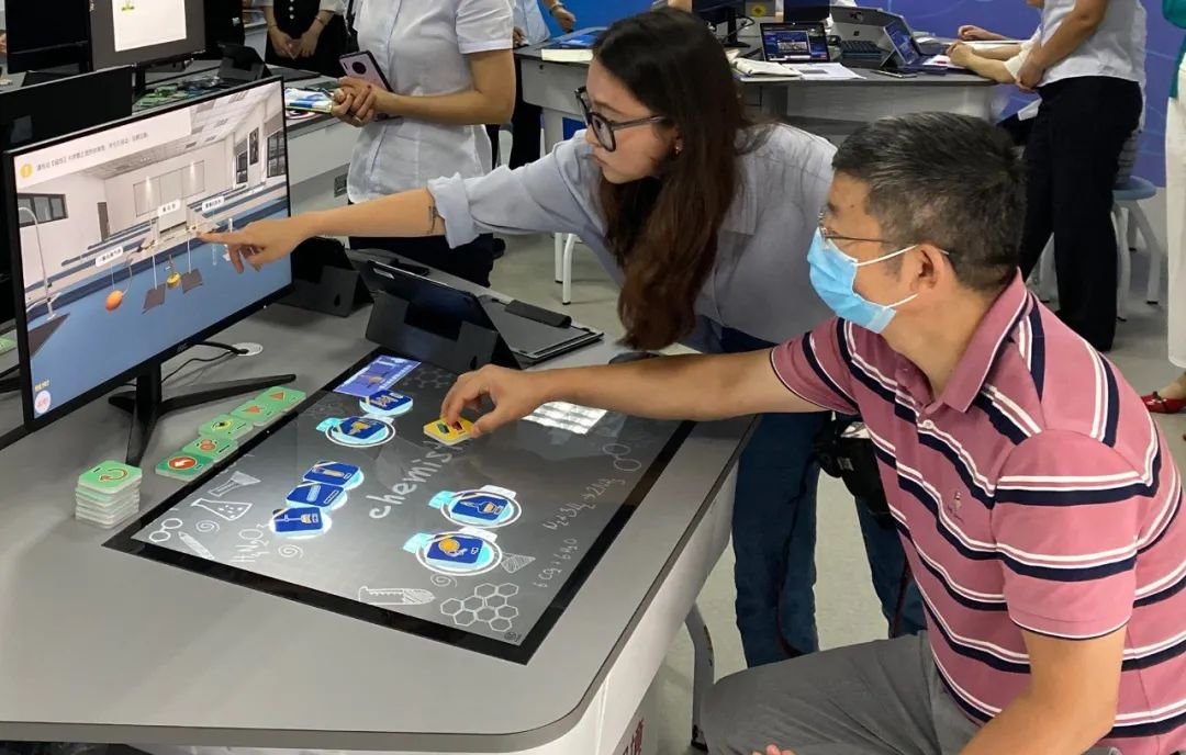 技术赋能 智引未来。智慧实验创新教室亮相青岛西海岸新区文汇中学,青岛市教育局领导一行进行现场观摩 技术赋能 智引未来。智慧实验创新教室亮相青岛西海岸新区文汇中学,青岛市教育局领导一行进行现场观摩