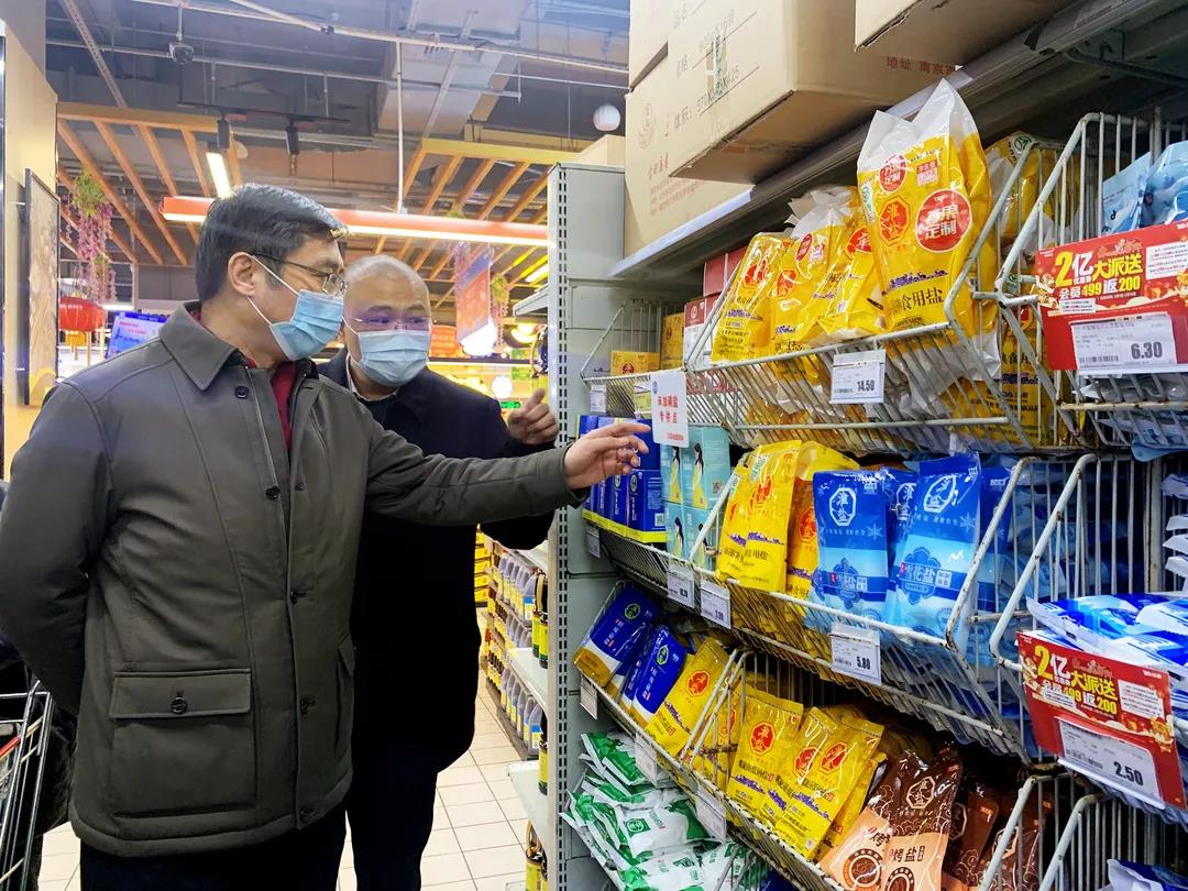 集团党委书记 董事长章朝阳节前走访查看食盐市场