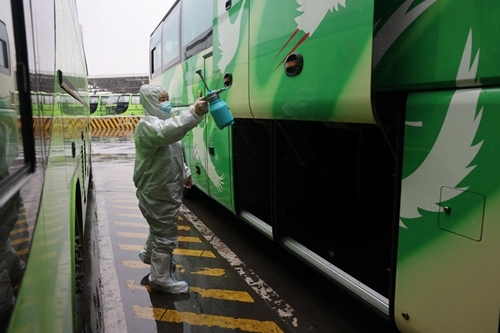 春運(yùn)防疫不松懈 客車(chē)消毒不留死角