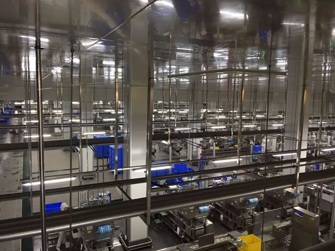 食品加工制造业向智能化转型 搬运机器人发挥大效用