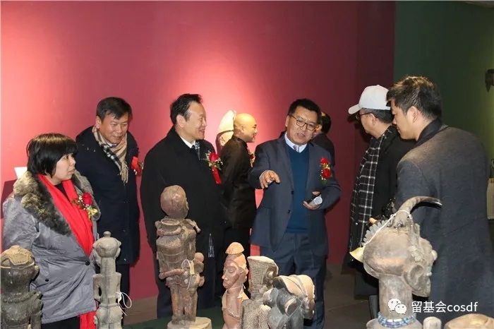 中国留学人才发展基金会理事长曹卫洲出席《刚果民主共和国古代木雕遗产展》开幕式