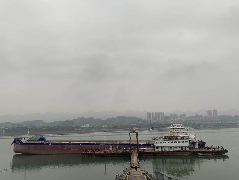 长航130米万吨级LNG船舶在中燃重庆富江完成首次加注