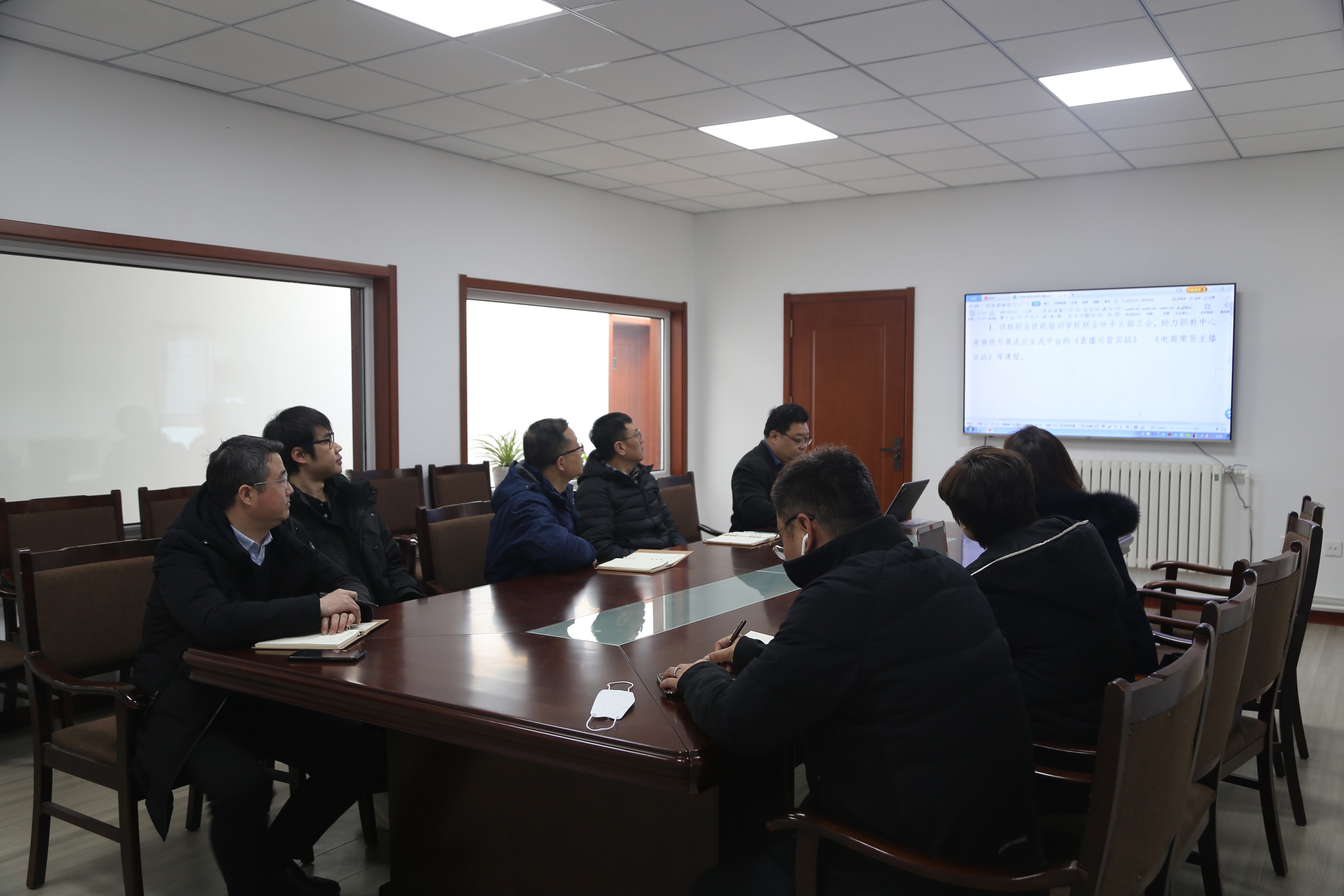 青岛·上合国家客厅上合特色商品馆刘丽媛馆长一行来我校洽谈交流