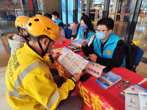 九恒所徐翀律师参加三·五、三·八法律宣传志愿服务活动 九恒所徐翀律师参加三·五、三·八法律宣传志愿服务活动