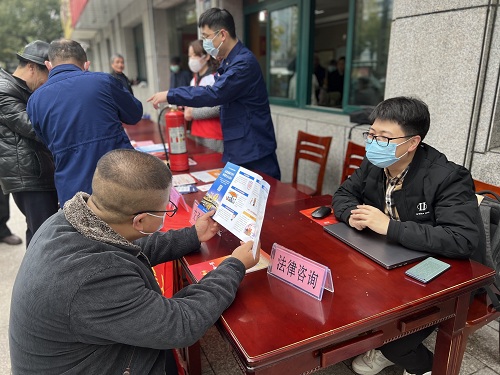 九恒所律师为五福社区居民献爱心 九恒所律师为五福社区居民献爱心