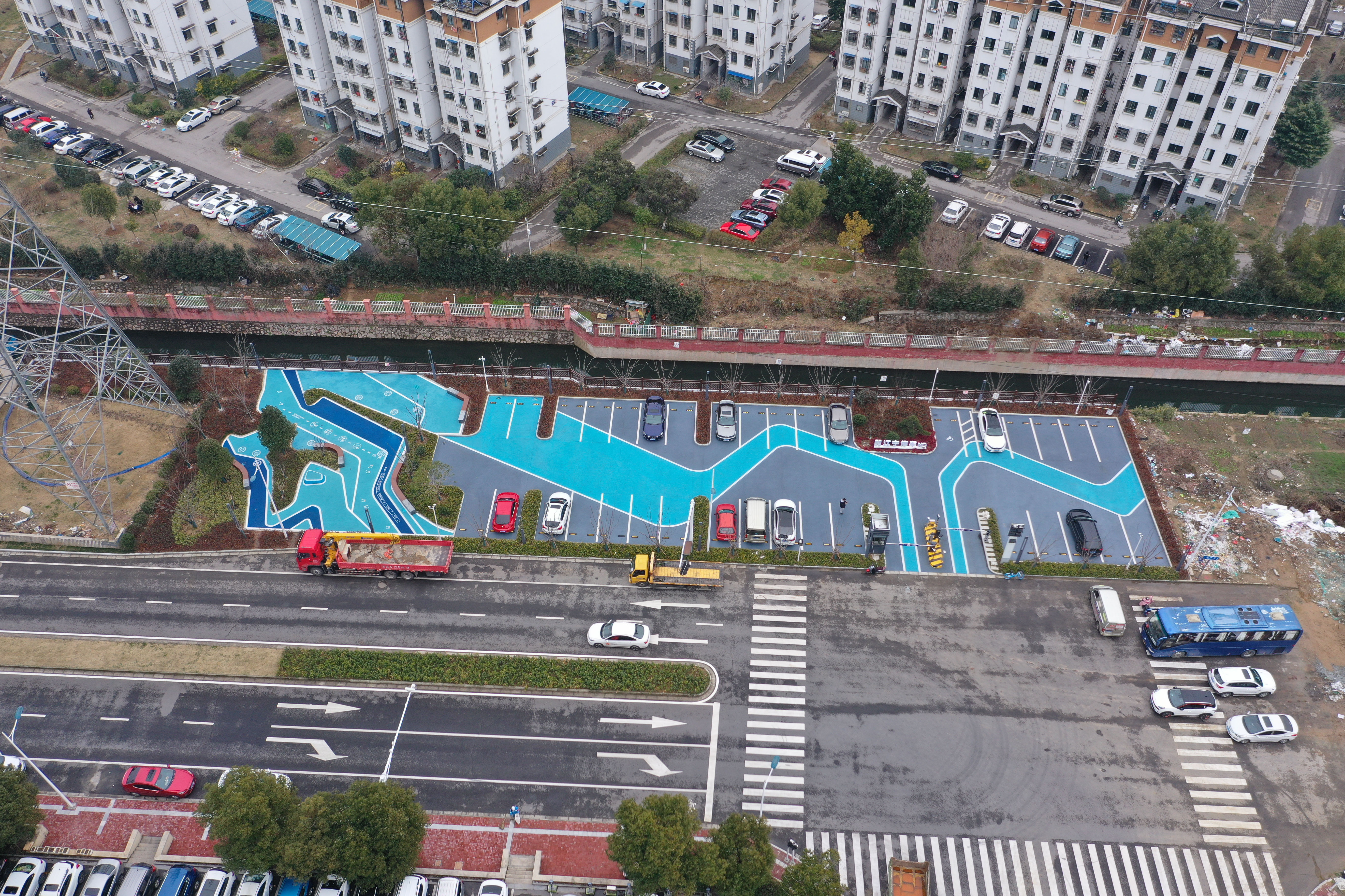 倪塘路生態(tài)停車場