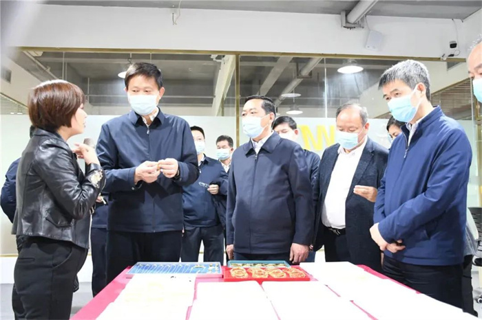 自治区副主席费志荣考察广西黄金珠宝产业园 自治区副主席费志荣考察广西黄金珠宝产业园