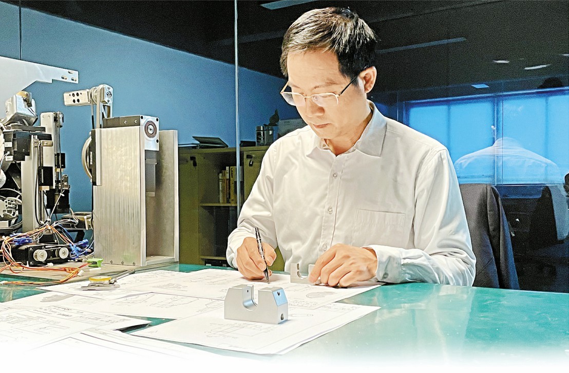 什么是工匠精神？醫(yī)生“跨界”當(dāng)工程師 耗費(fèi)20年精力研發(fā)配液機(jī)器人
