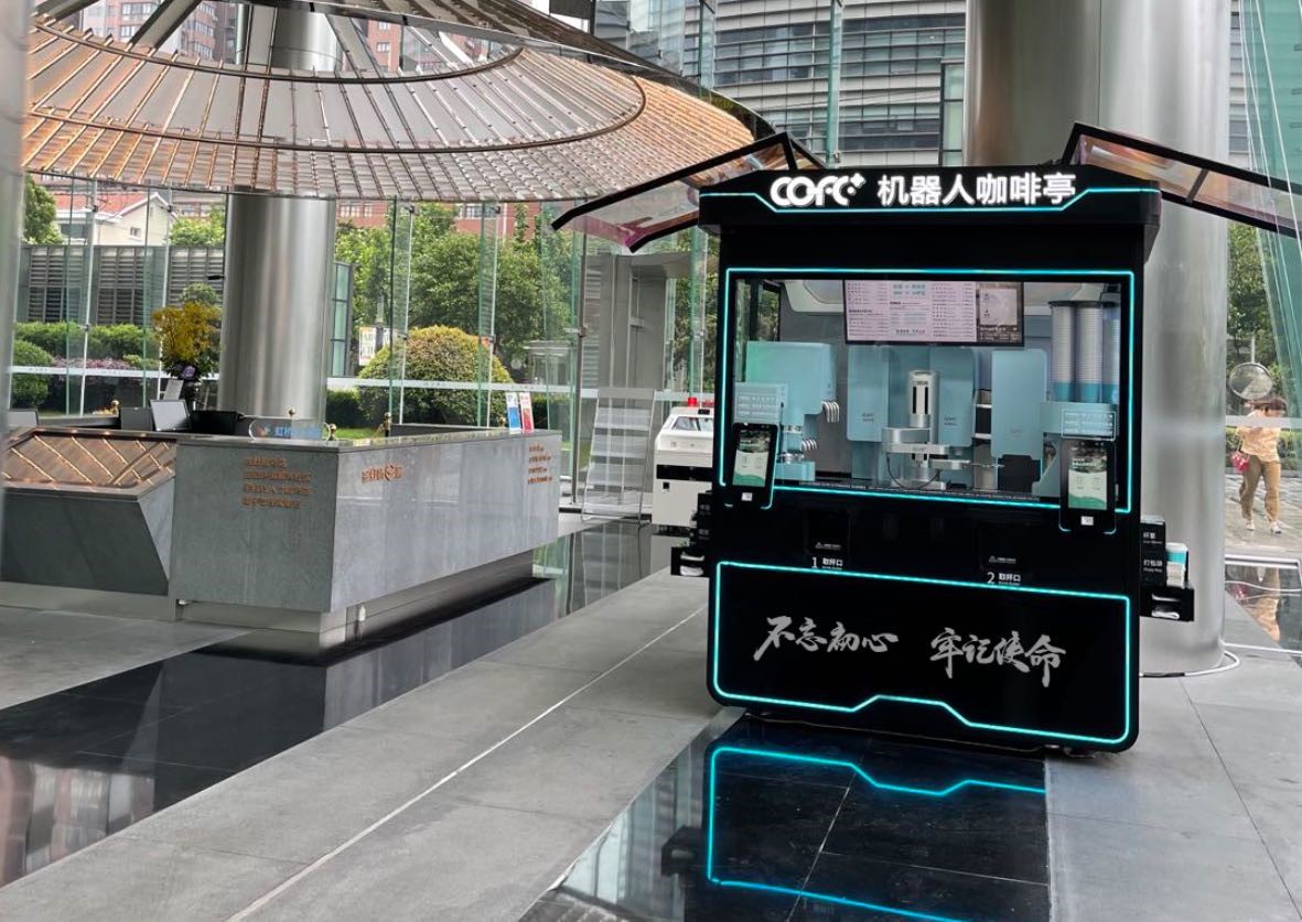 《上海大白不哭，cofe+咖啡机器人大杯服务》