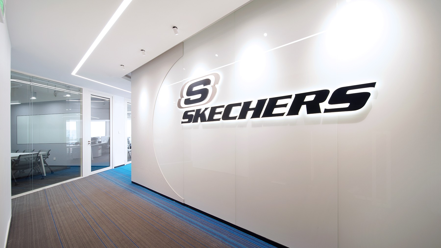 SKECHERS