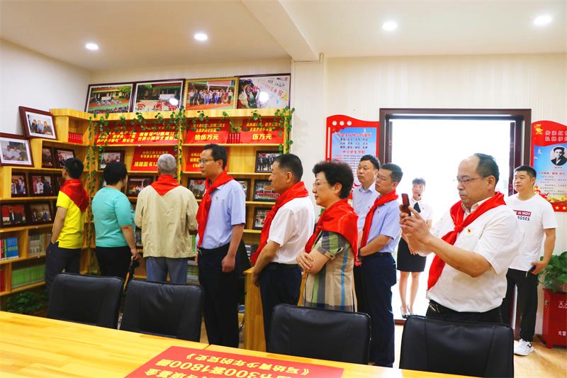 中国丝绸之路文化教育专项基金管委会到伊坪小学举行图书捐赠仪式