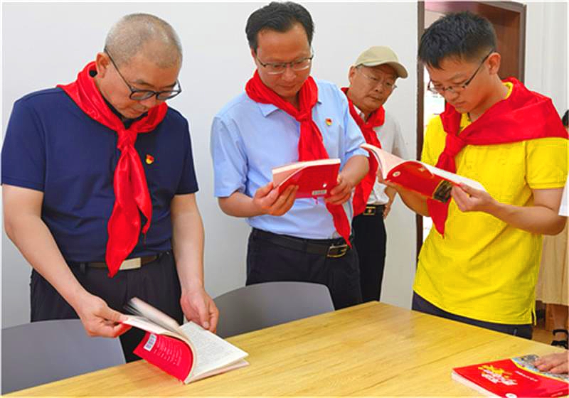 中国丝绸之路文化教育专项基金管委会到伊坪小学举行图书捐赠仪式