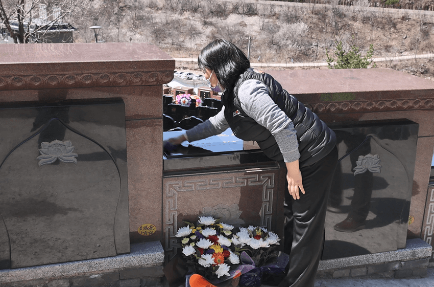 “为特殊家庭老人爱的延续” -记北京扶老助残基金会清明扫墓活动 “为特殊家庭老人爱的延续” -记北京扶老助残基金会清明扫墓活动