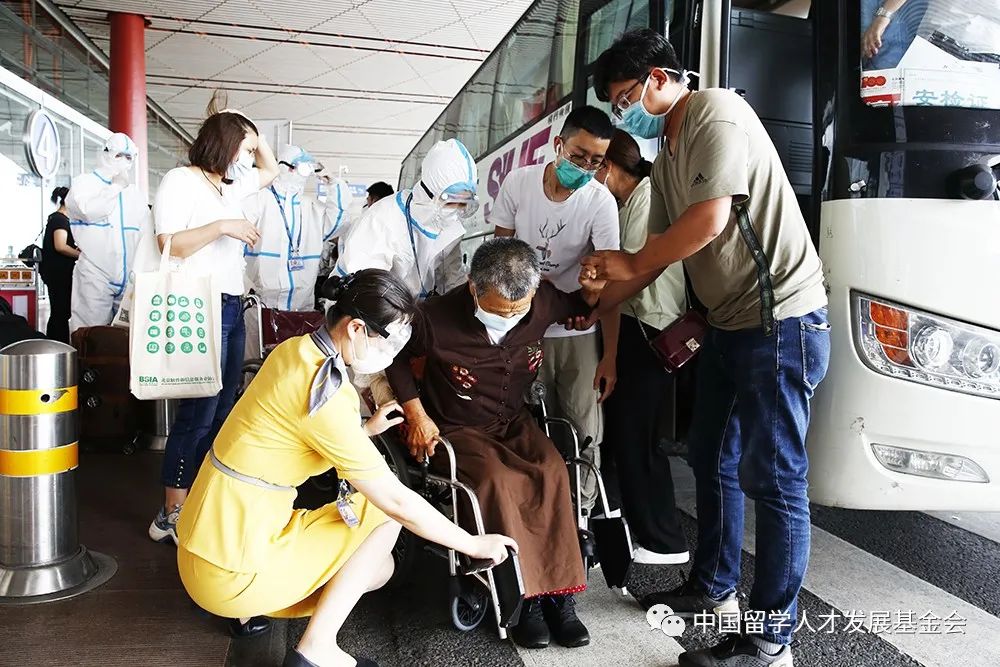 大骨节病公益项目2021年第二批来京8名患者出院返乡