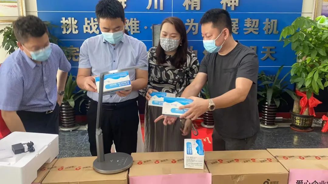 关怀大手牵小手,无惧风雨共同舟 ——关爱困境儿童物资接收暨邮寄启动仪式 关怀大手牵小手,无惧风雨共同舟 ——关爱困境儿童物资接收暨邮寄启动仪式