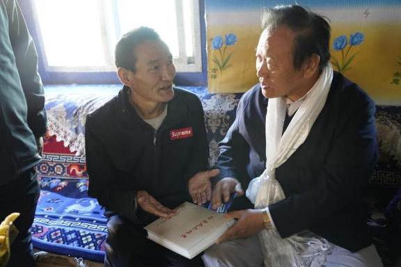 中国留学人才发展基金会理事长曹卫洲一行看望慰问术后康复的大骨节病患者