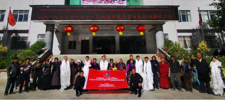中国留学人才发展基金会理事长曹卫洲一行看望慰问术后康复的大骨节病患者