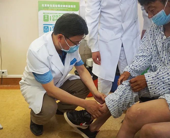 大骨节病公益扶贫项目在北京大学人民医院组织召开专家会诊会议