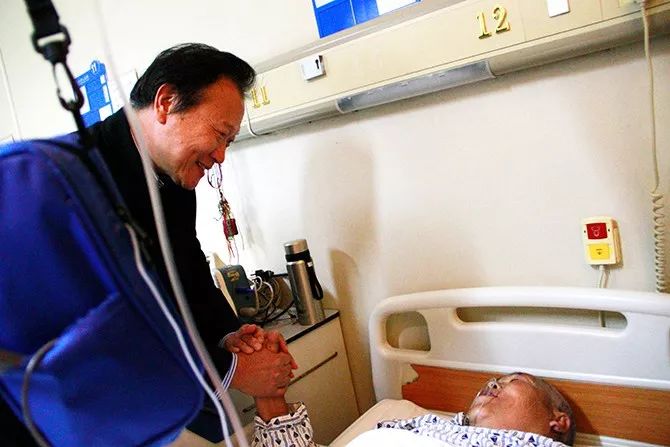 中国留学人才发展基金会理事长曹卫洲一行前往北京大学人民医院看望在京接受手术治疗的藏族同胞