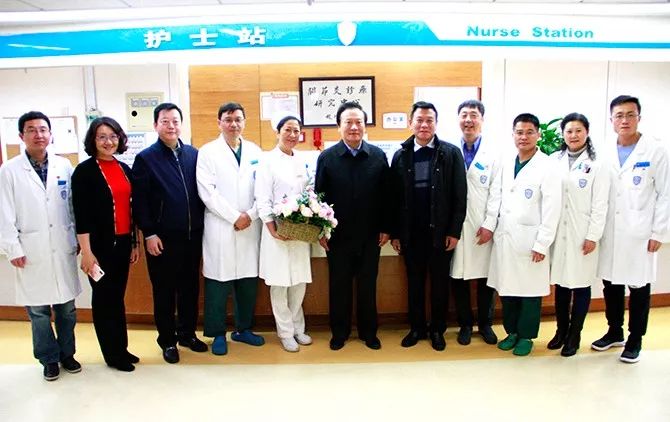 中国留学人才发展基金会理事长曹卫洲一行前往北京大学人民医院看望在京接受手术治疗的藏族同胞