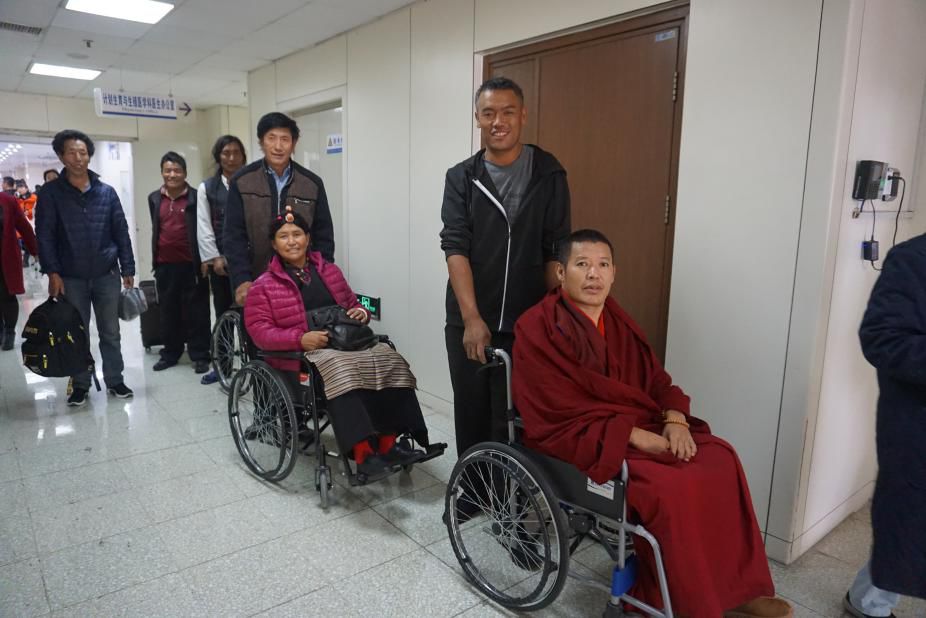 忙碌的一天：首批大骨节病患者术后返乡，第二批患者抵京接受手术治疗