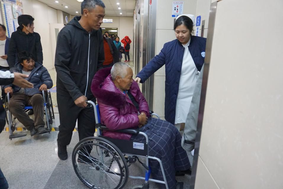 忙碌的一天：首批大骨节病患者术后返乡，第二批患者抵京接受手术治疗