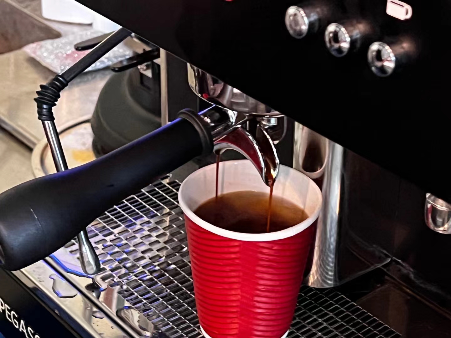 金达咖啡饮品城：咖啡新茶饮，送给白云抗疫工作者，传递爱心与温暖 