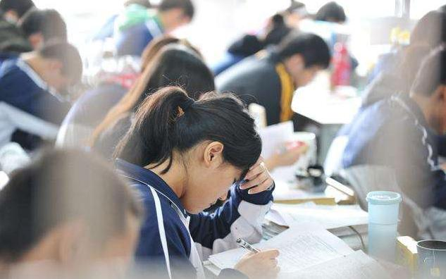 高考后才懂,普通班当“鸡头”VS尖子班当“凤尾”,差距不单是成绩 高考后才懂,普通班当“鸡头”VS尖子班当“凤尾”,差距不单是成绩