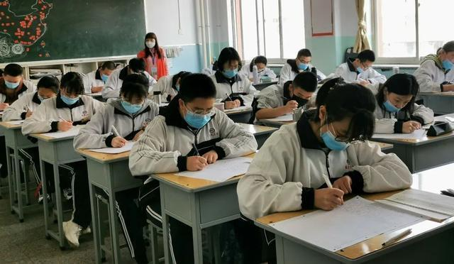 高考“神仙卷面”走红,字体一笔一划很工整,阅卷老师:难得一见 高考“神仙卷面”走红,字体一笔一划很工整,阅卷老师:难得一见