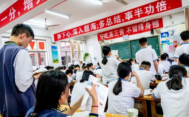 模拟成绩与高考成绩大概会相差多少?班主任给出的答案,很真实 模拟成绩与高考成绩大概会相差多少?班主任给出的答案,很真实