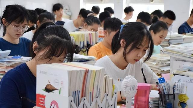 模拟成绩与高考成绩大概会相差多少?班主任给出的答案,很真实 模拟成绩与高考成绩大概会相差多少?班主任给出的答案,很真实