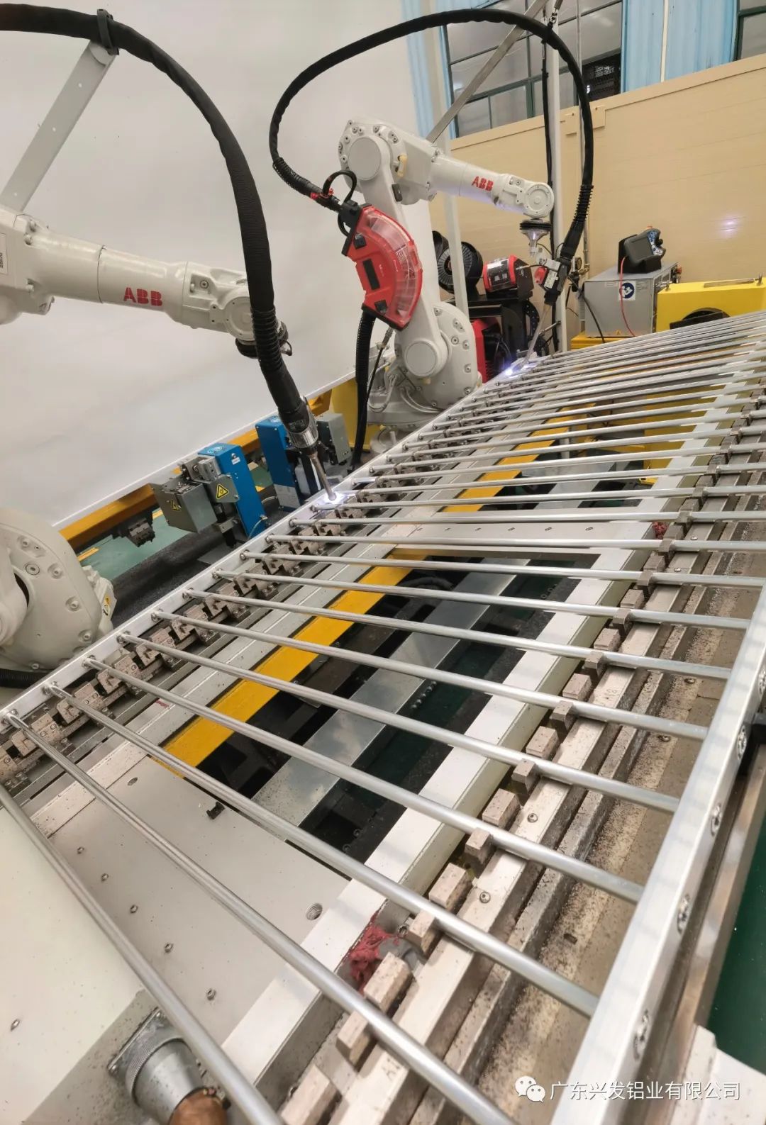 兴发铝业铝栏杆自动化焊接，实现机器人智能化生产