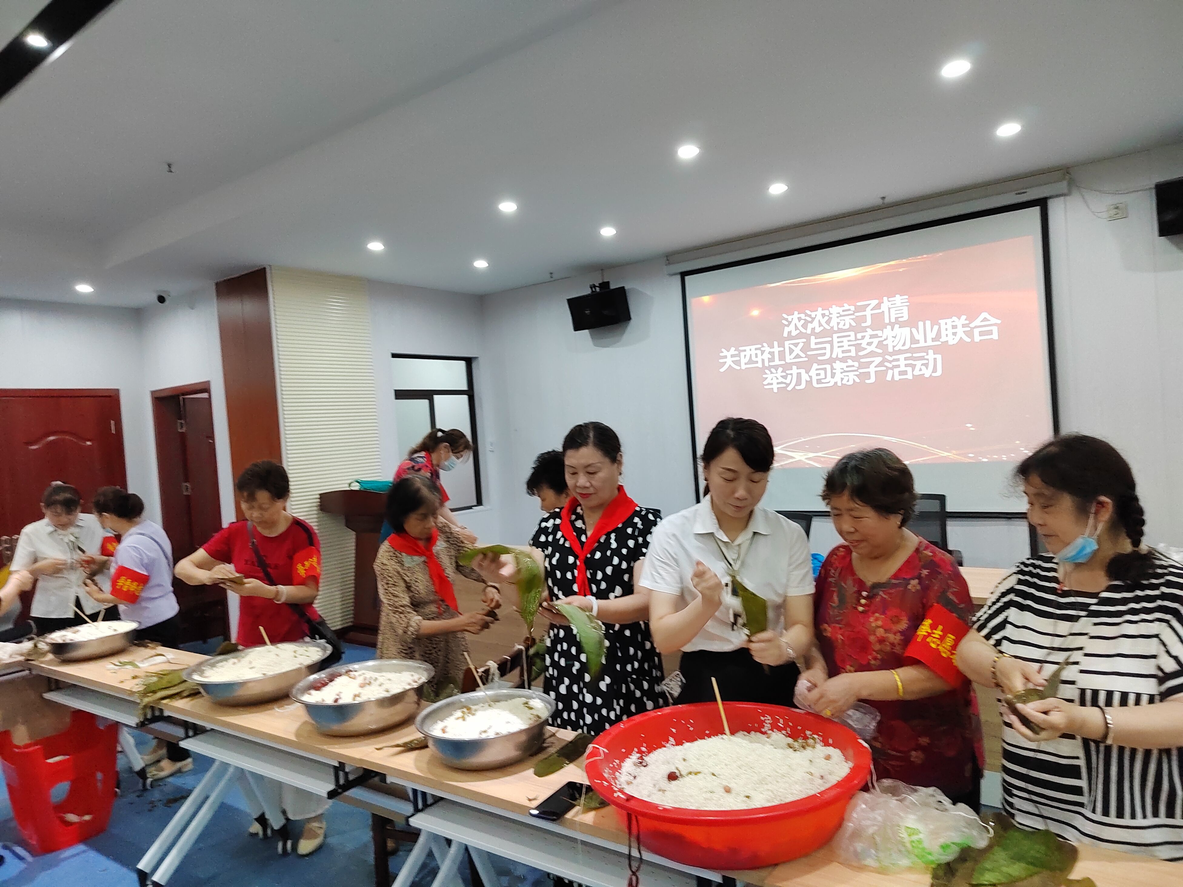 濃情端午 棕享時(shí)光——居安物業(yè)聯(lián)合關(guān)西社區舉辦包粽子活動(dòng)