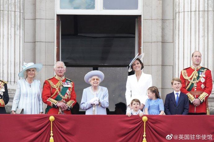 紅顏變白發(fā) 英國女王伊麗莎白二世70年的王冠之路