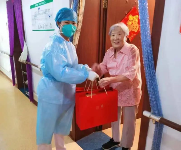 北京扶老助残基金会端午慰问第一福利院老人，做好他们的“代理儿女”