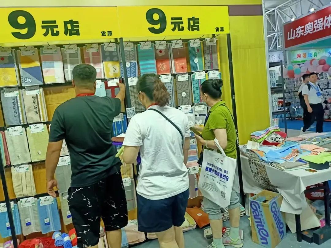 金田阳光各地市场组织百余名商户参加第十四届中国（临沂）小商品博览会