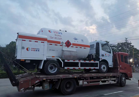 中国首台带泵卸液罐车成功交付至中燃集团