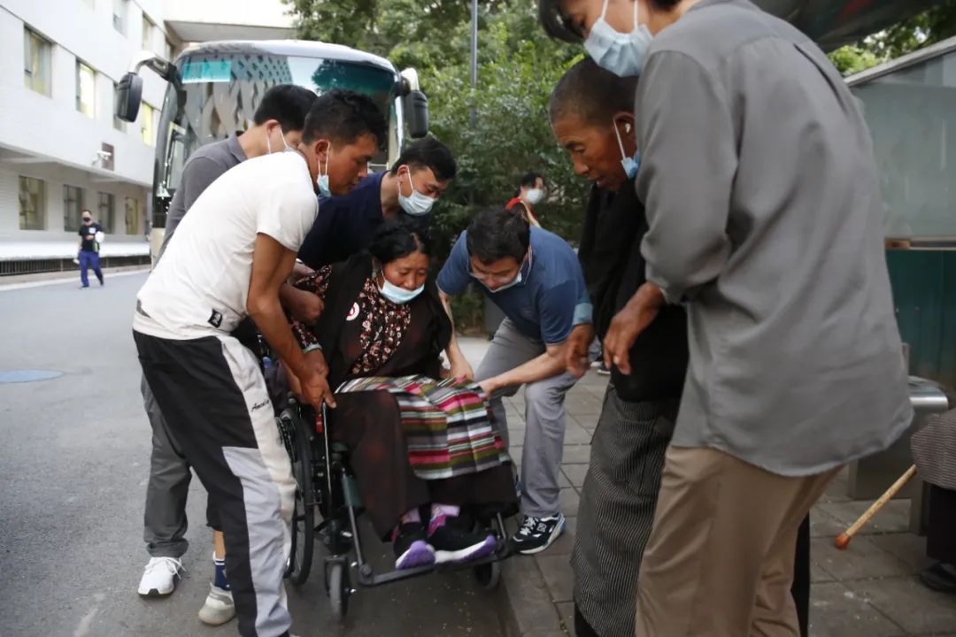 大骨節病承接社會服務試點項目首批來京患者抵達北京，順利入院
