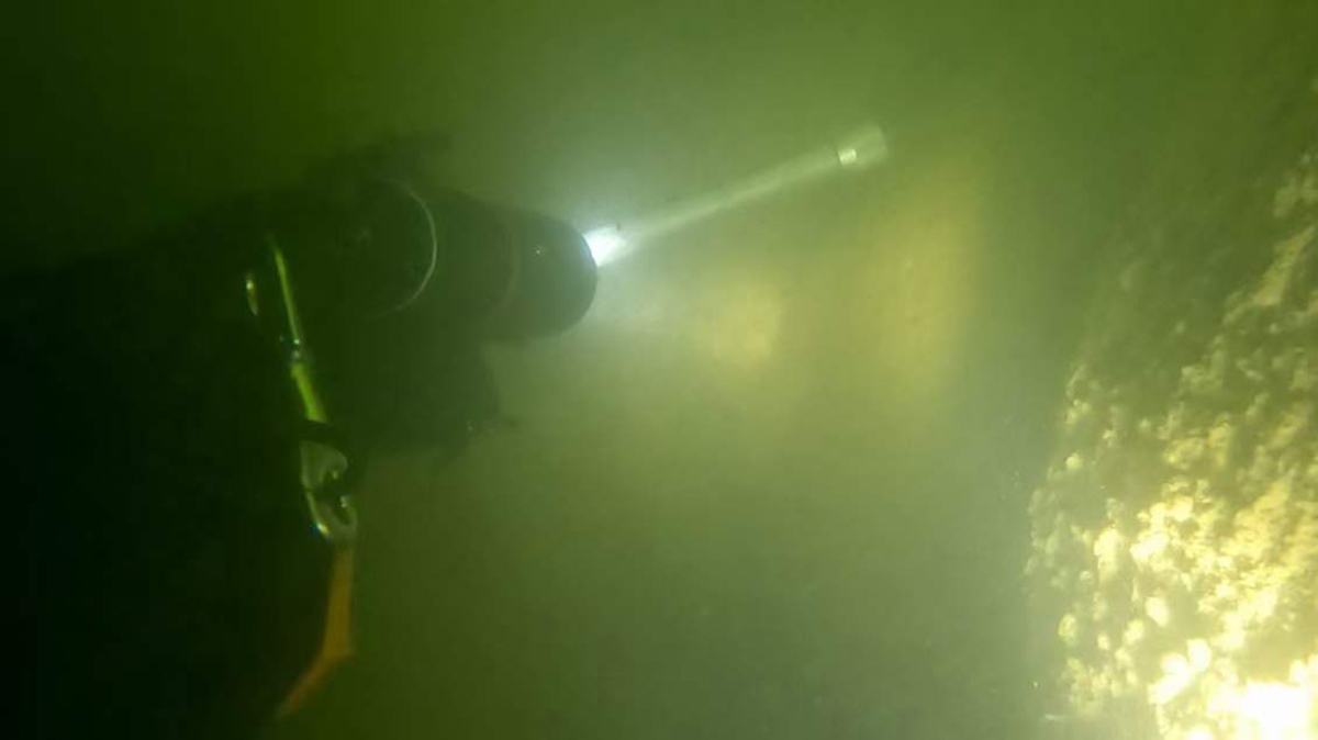 Underwater acoustic communication in low visibility