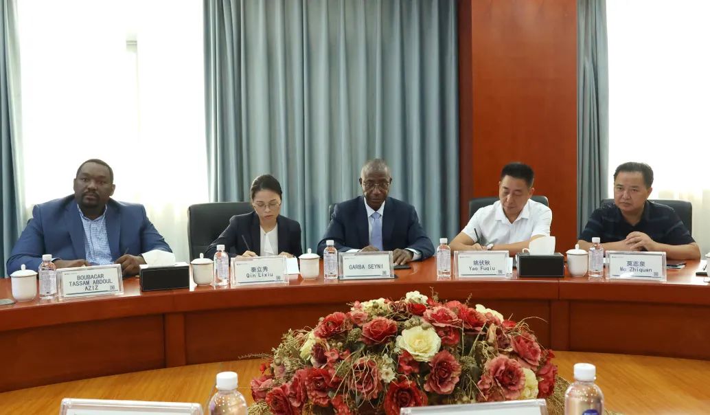尼日尔驻华大使一行到访亚搏手机在线登录入口中国有限公司官网参观考察