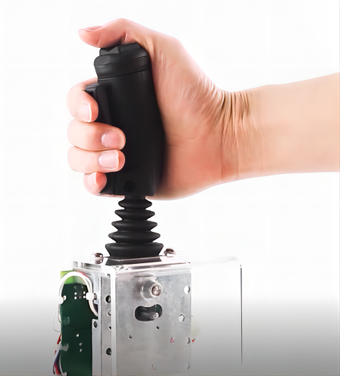 電控手柄上的安全按鈕和扳機按鈕其區分