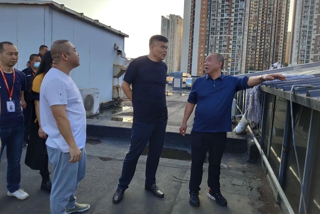 集团董事局主席金位海带队对重庆市场进行全面检查