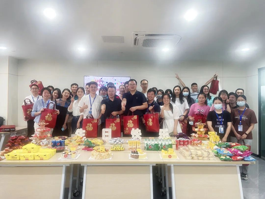 新济药业第二季度员工生日会