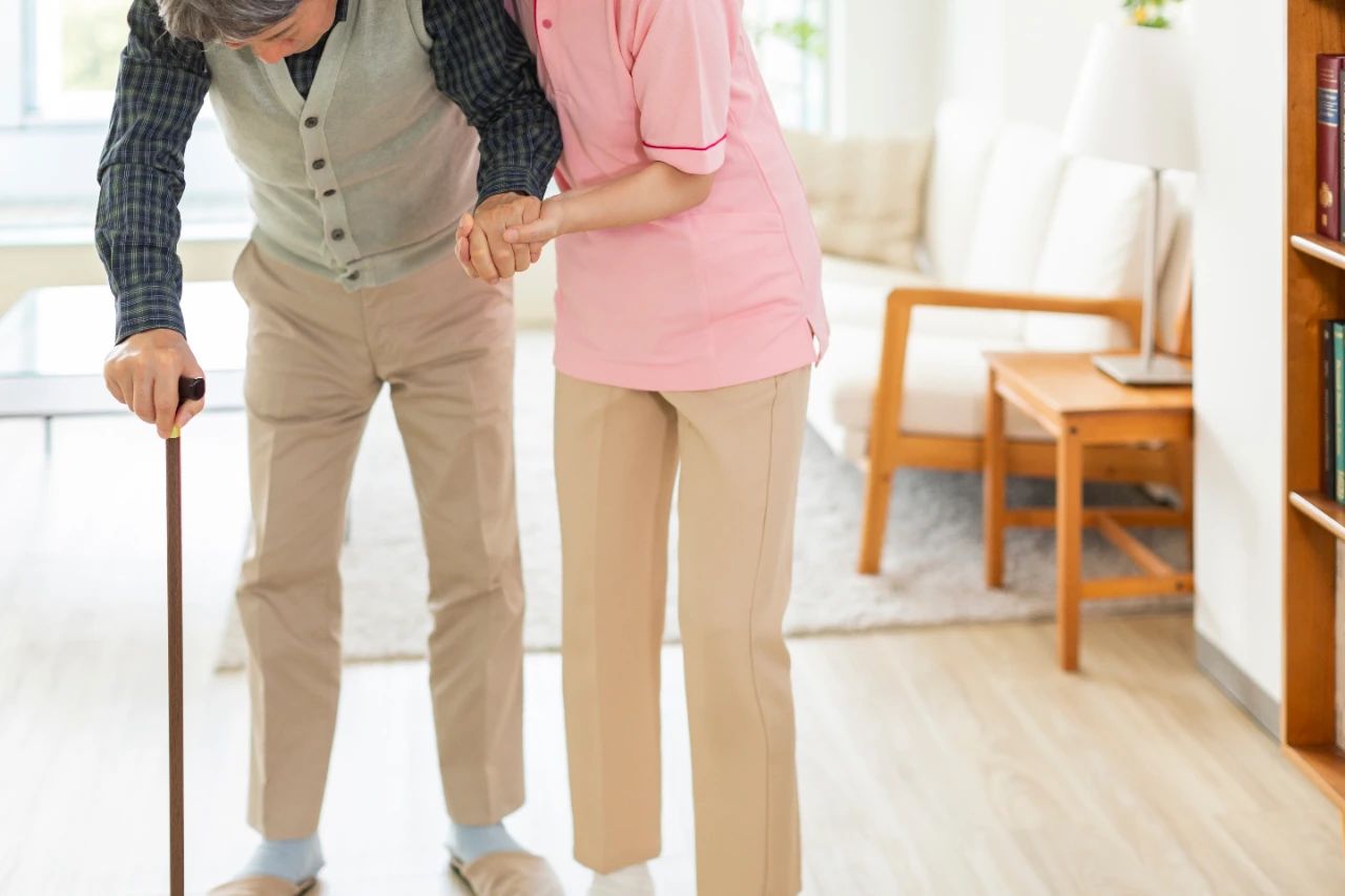 中风偏瘫老人步行康复训练，五个阶段需要注意