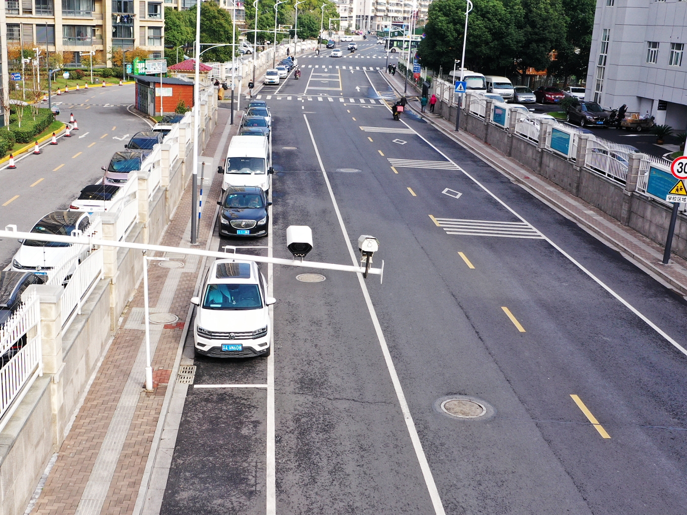 東山街道路側(cè)