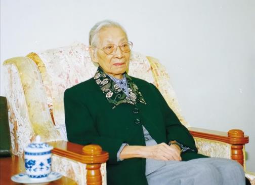 她是留美硕士，后官至副国级，享年106岁，曾以八个字评价毛主席